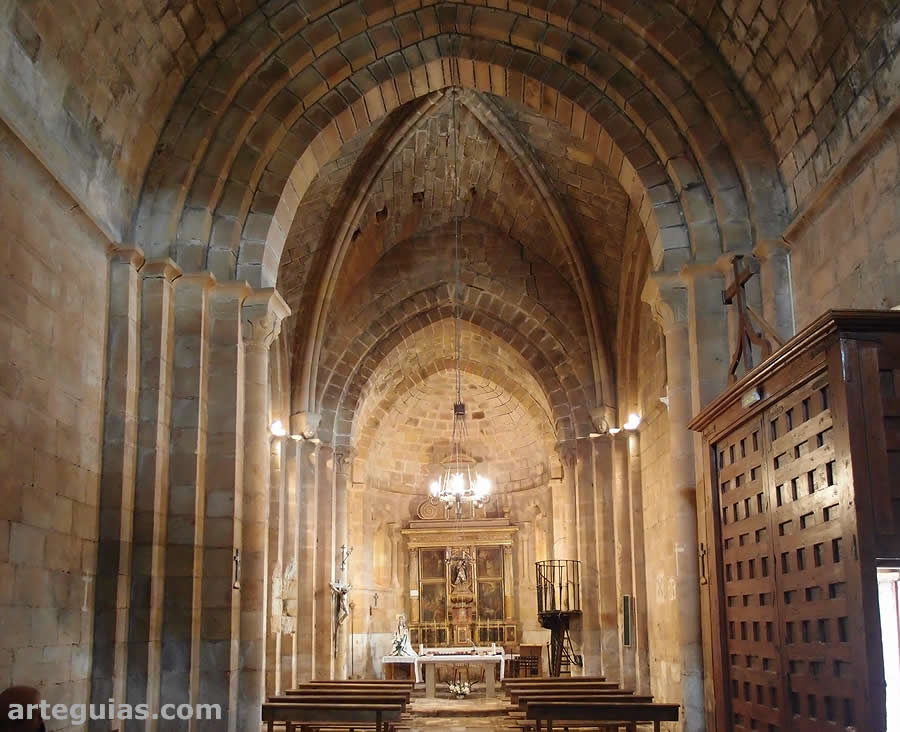 Arcos monumentales construidos para soportar una estructura torreada