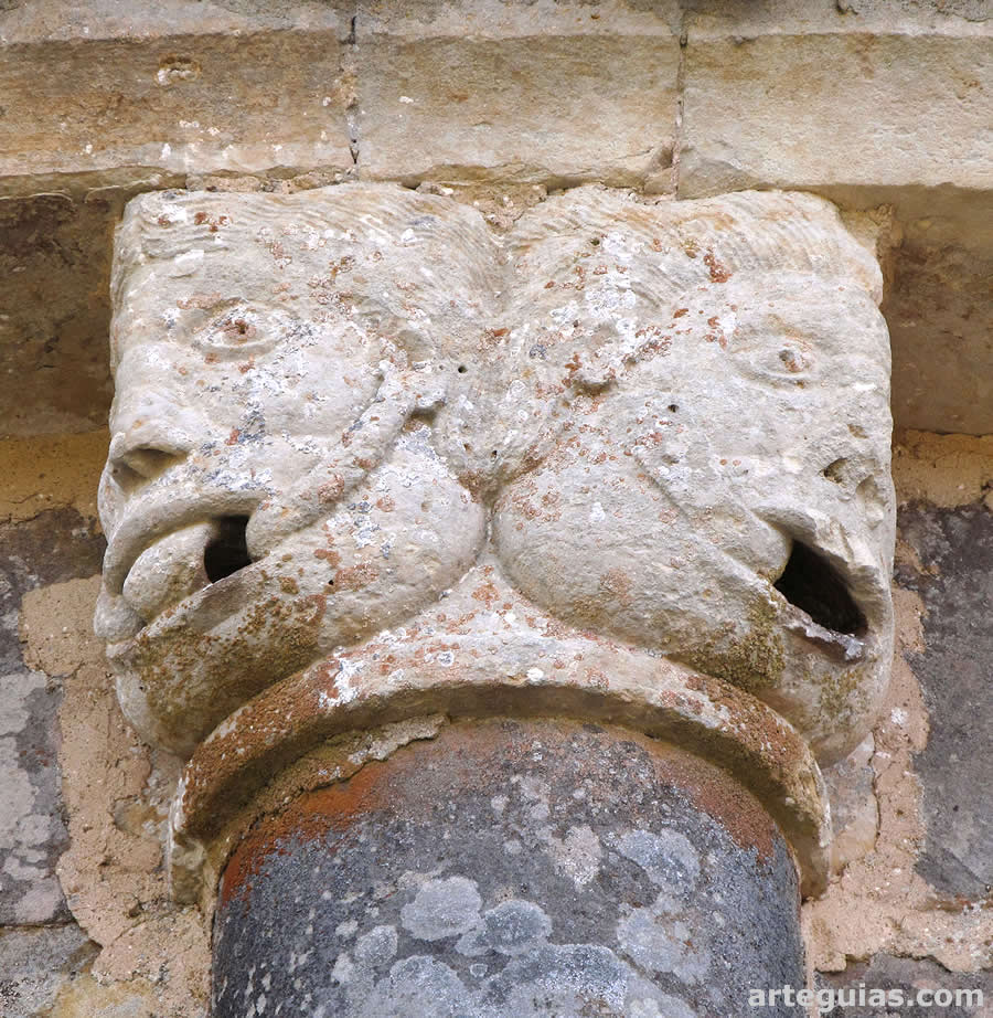 Capitel del &aacute;bside con dos mascarones y serpientes