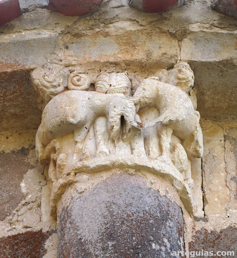 Capitel de una columna exterior del &aacute;bside