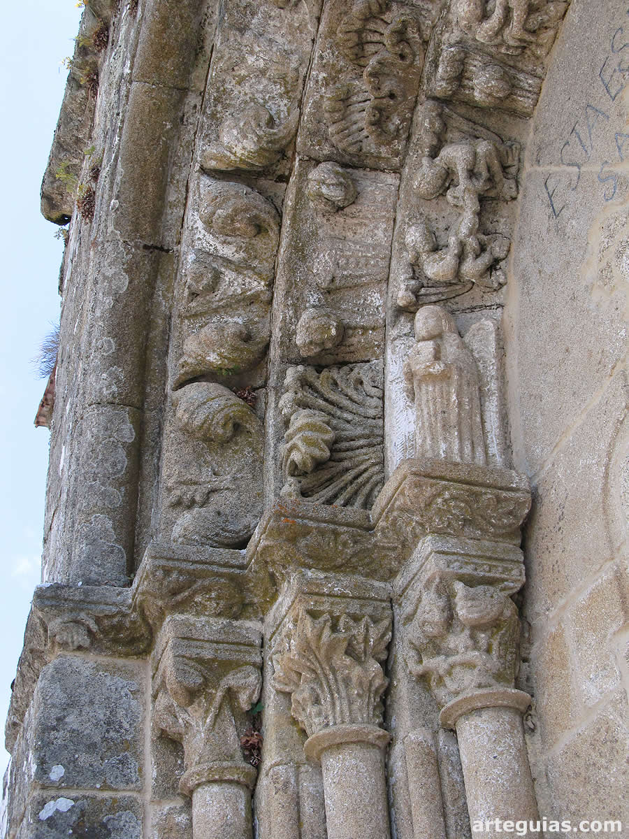Arquivoltas de la puerta occidental de la iglesia rom&aacute;nica de Gustei, Ourense