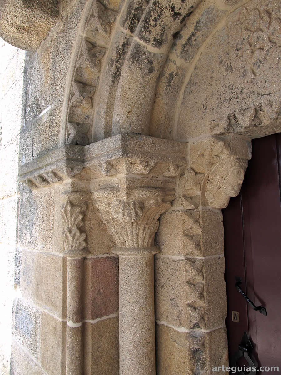 Lateral izquierdo de la puerta sur