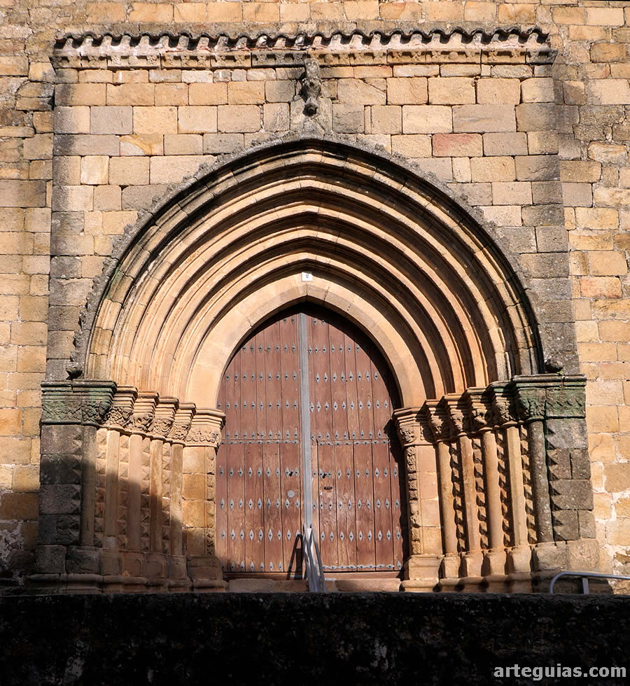 La portada vista desde el sur