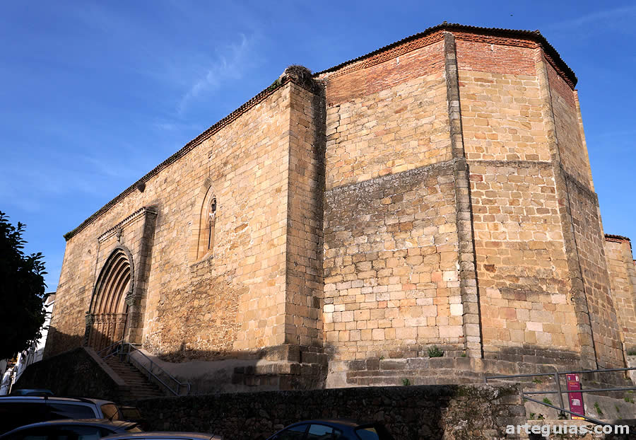 La iglesia de Jara&iacute;z de la Vera desde el sureste