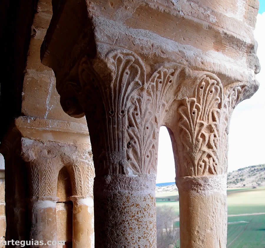Capiteles con vegetales en bajorrelieve de la galer&iacute;a porticada