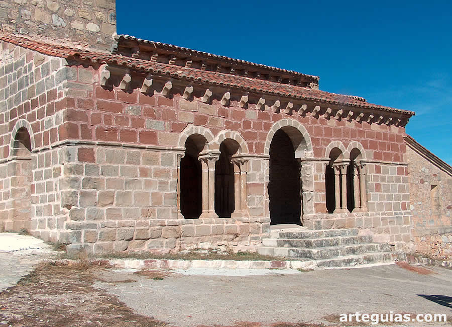 Galer&iacute;a porticada de la iglesia de Jodra del Pinar (Guadalajara)
