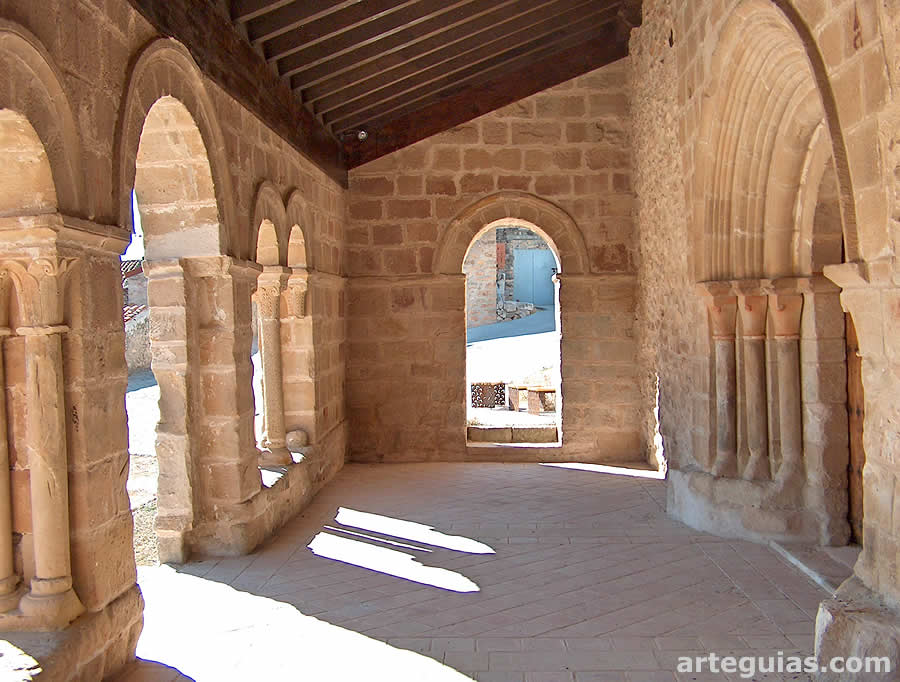 Interior de la galer&iacute;a porticada