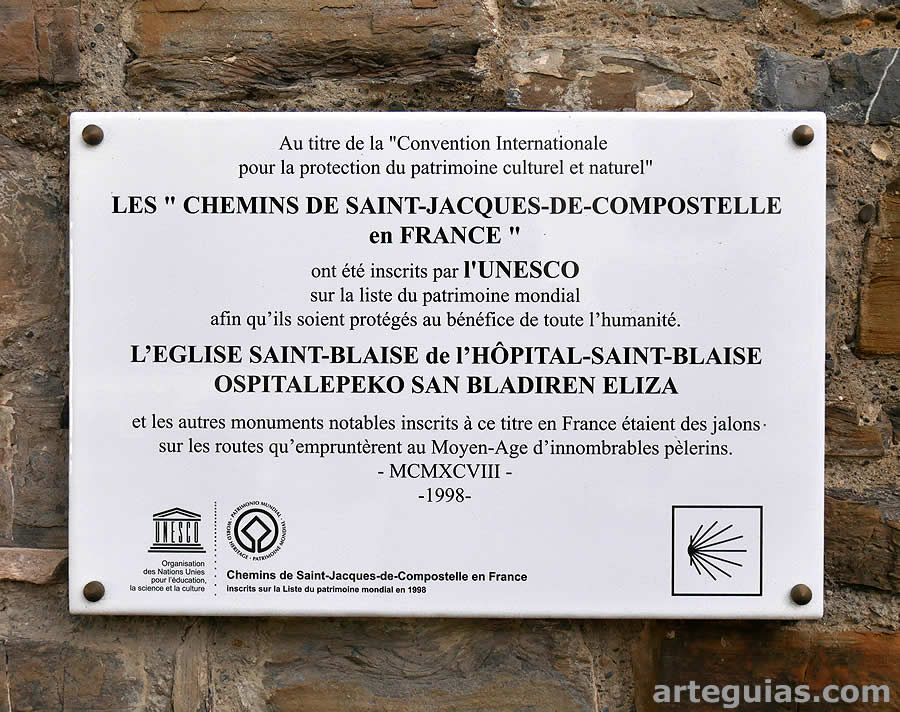 Letrero que acredita que esta iglesia es Patrimonio de la Humanidad de la UNESCO