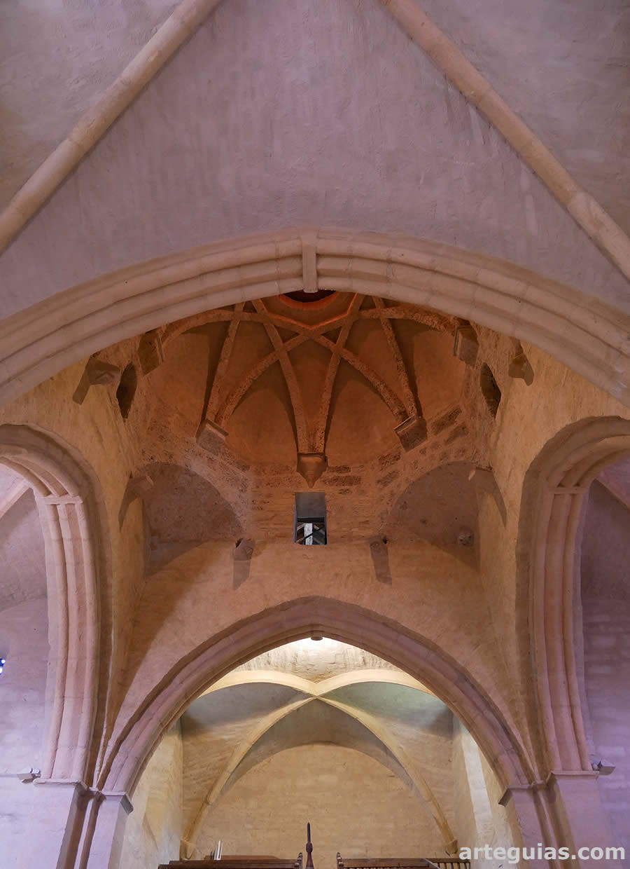 Iglesia de L'H&ocirc;pital-Saint-Blaise: interior con la famosa c&uacute;pula