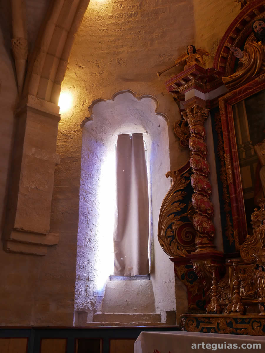 Ventanal con arco pentalobulado