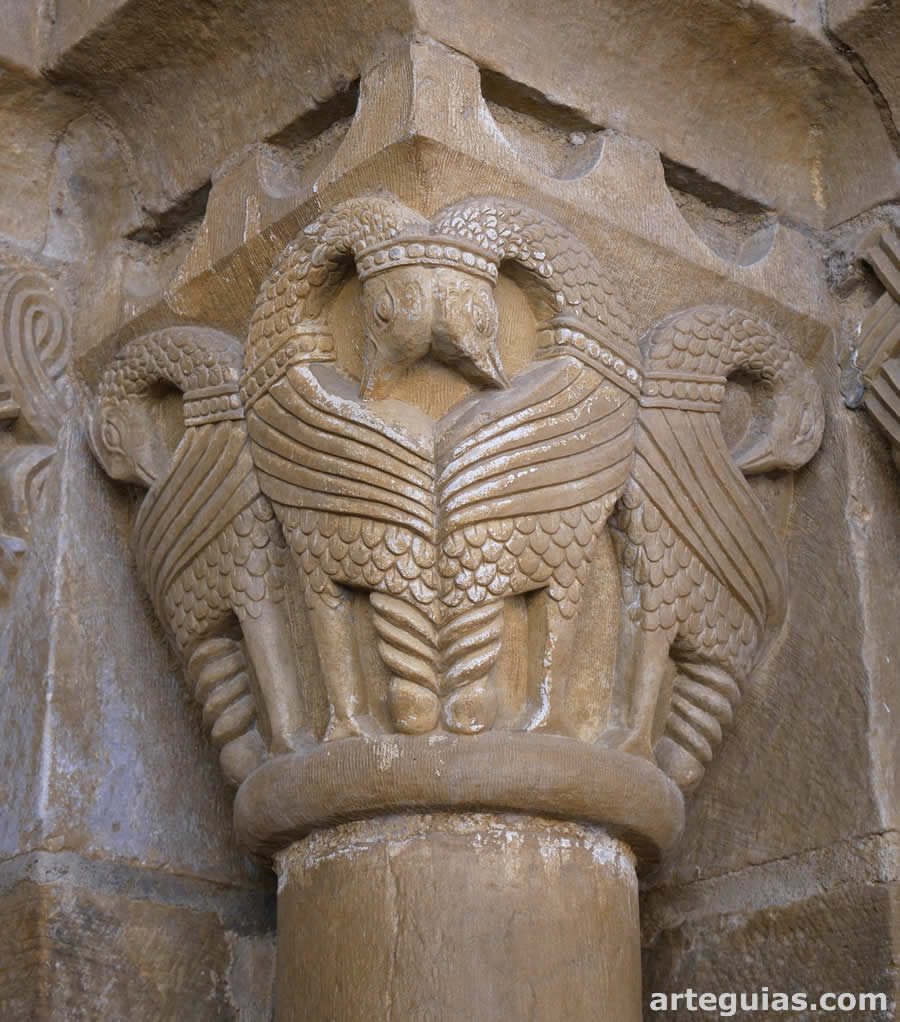 Capitel con -posiblemente- pel&iacute;canos