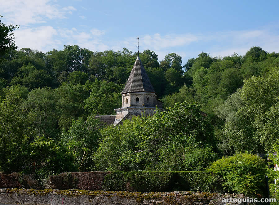 La iglesia de L'H&ocirc;pital-Saint-Blaise, Francia rodeada de un paisaje precioso