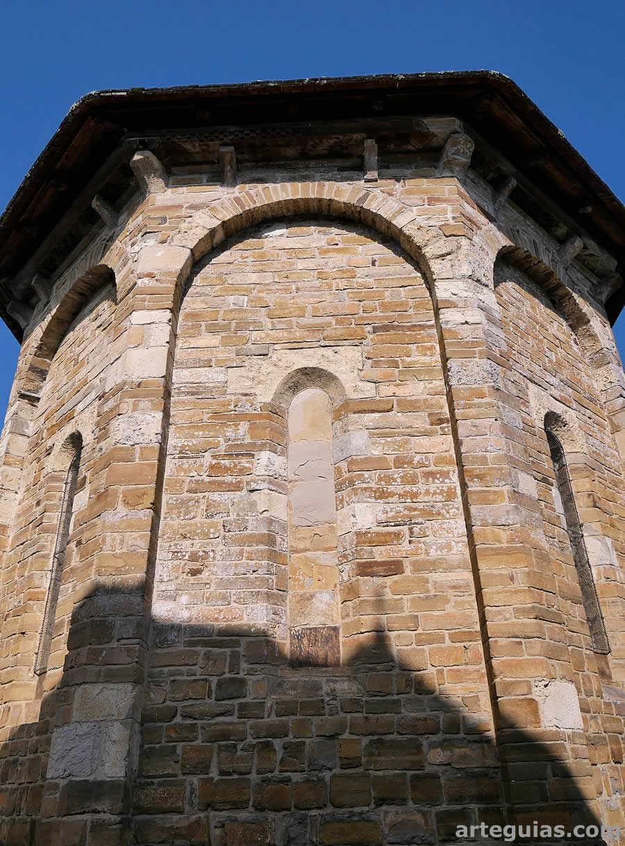 &Aacute;bside central poligonal