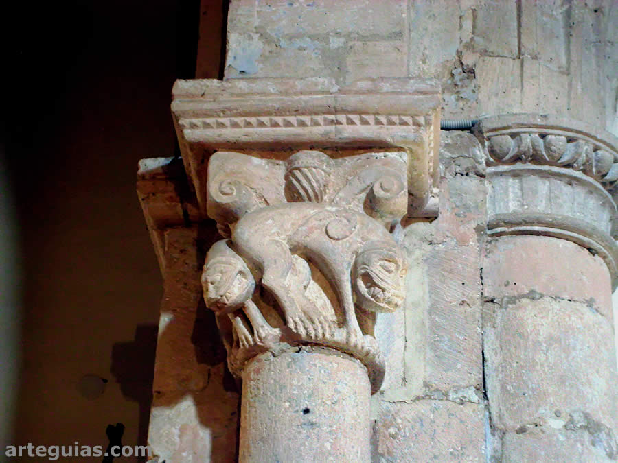 Capitel con leones en el arco triunfal