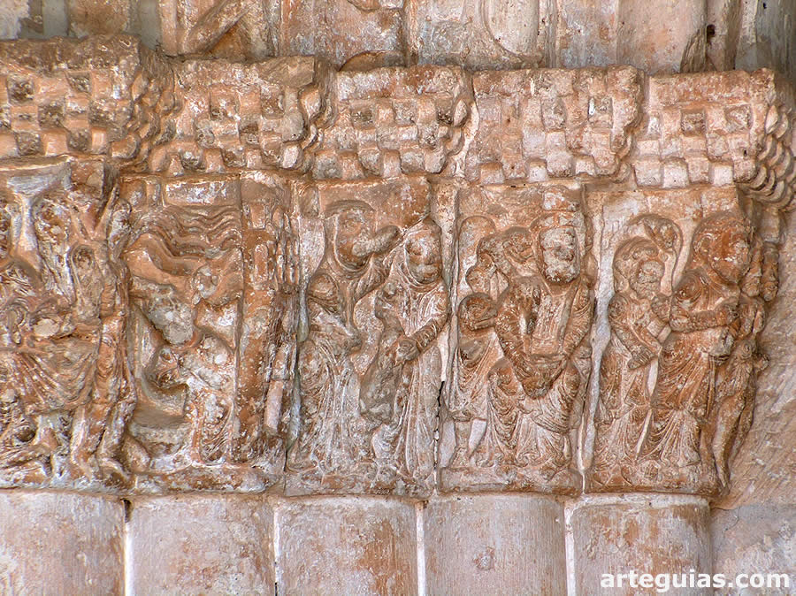 Capiteles del lado izquierdo de la puerta