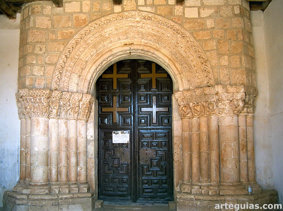 La puerta de la iglesia de Languilla es lo mejor del templo