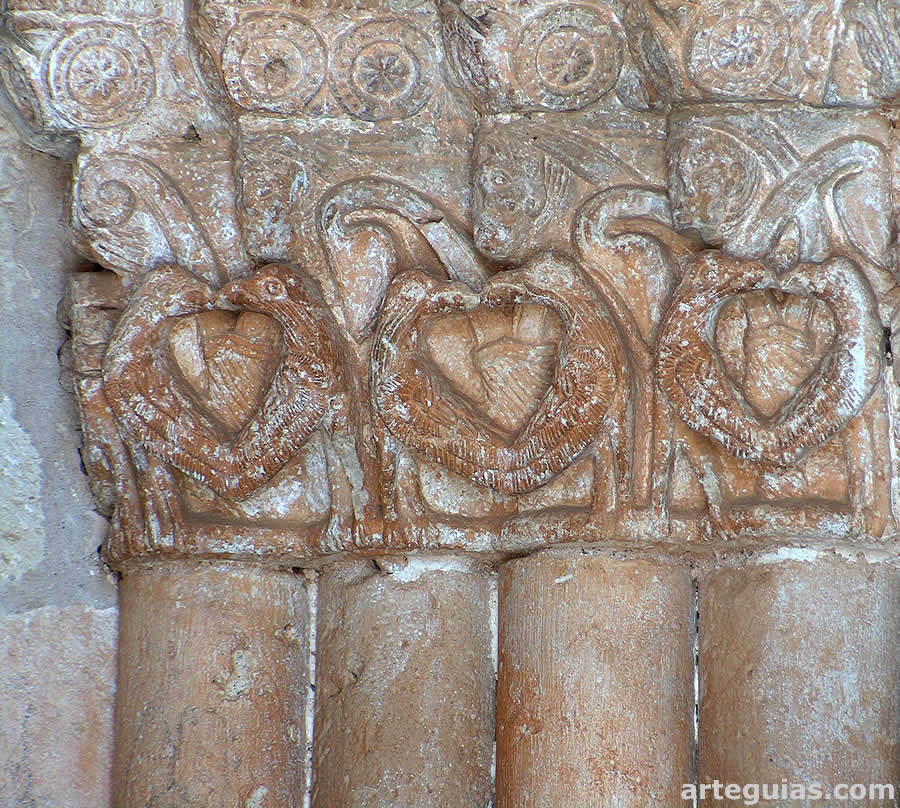 Capiteles con aves y cabezas humanas