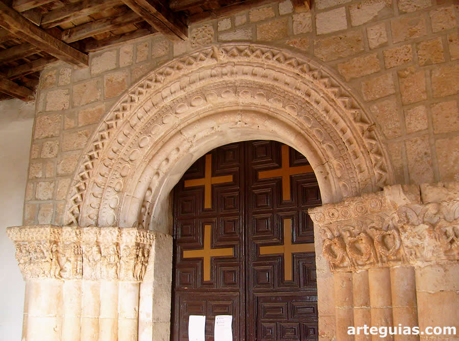 Pueta de la iglesia de Languilla: arquivoltas y columnas