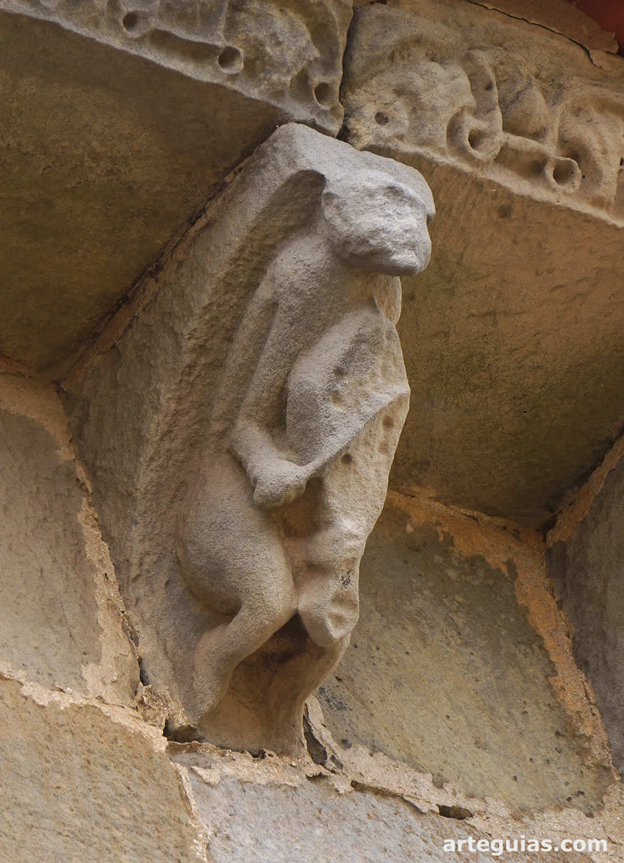 Hombre o mono ta&ntilde;endo una f&iacute;dula oval