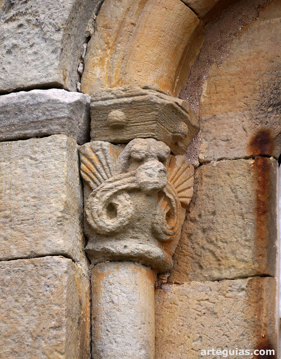 Capitel del ventanal norte