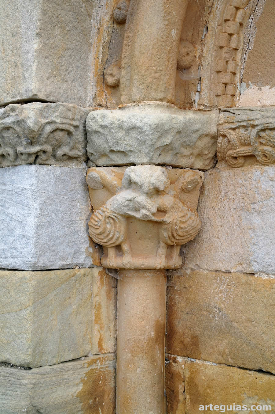 Capitel con dos aves