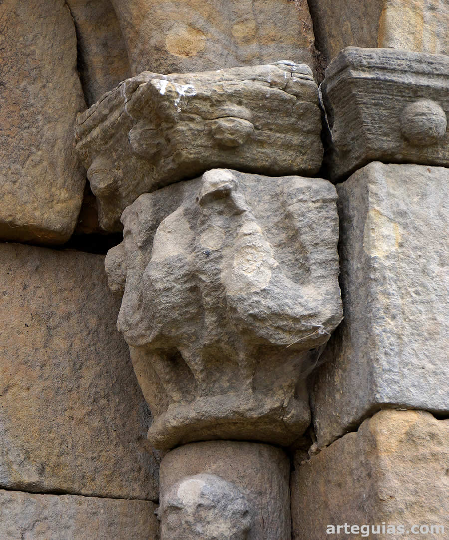 Capitel con p&aacute;jaros