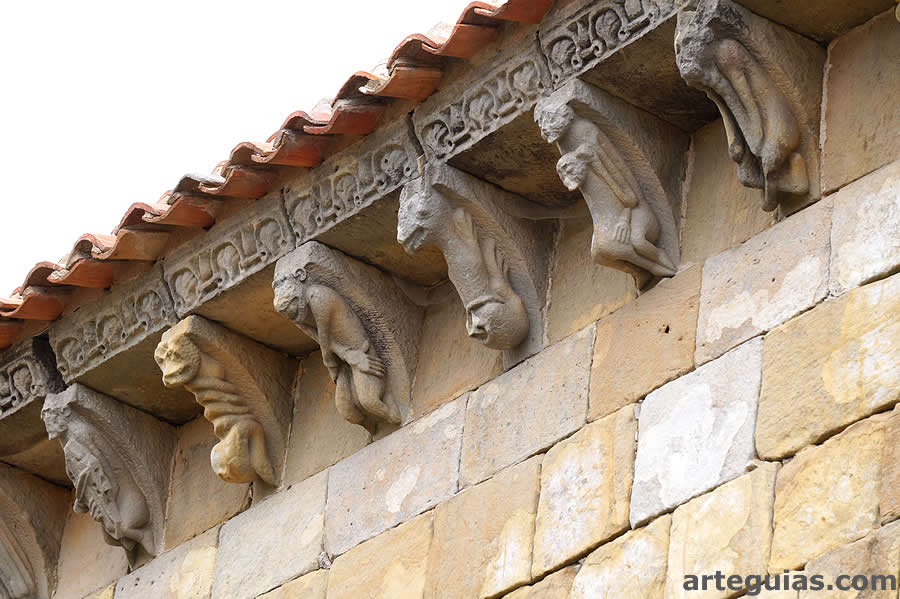 La iglesia paletina de MAtalbaniega destaca por su asombrosa colecci&oacute;n de canecillos