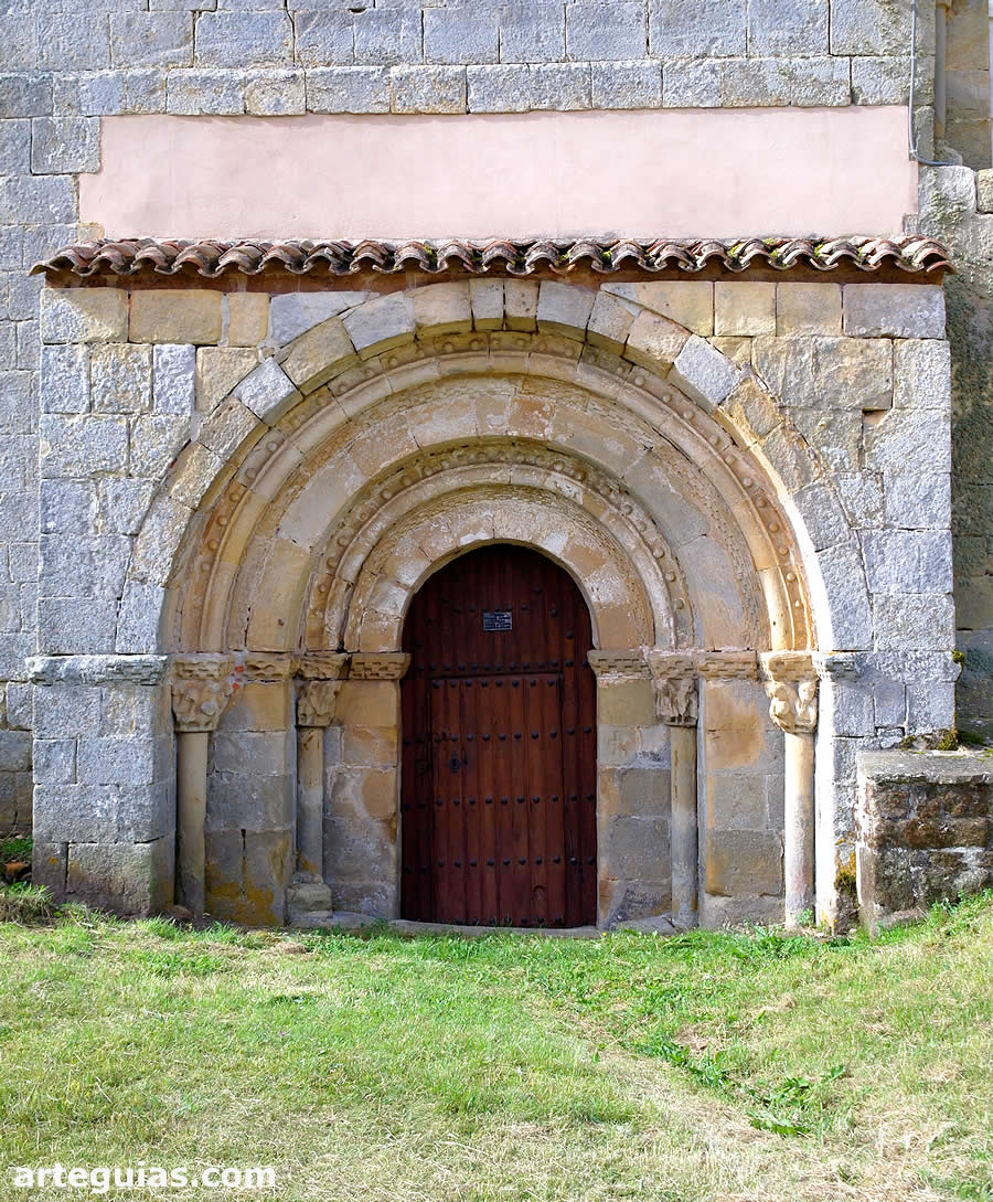 Puerta norte de la iglesia de Matalbanieg