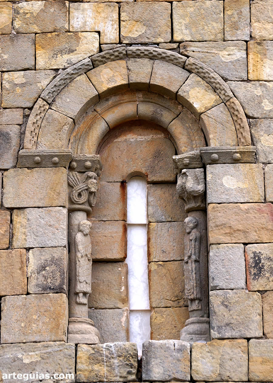 Uno de los ventanales del muro meridional