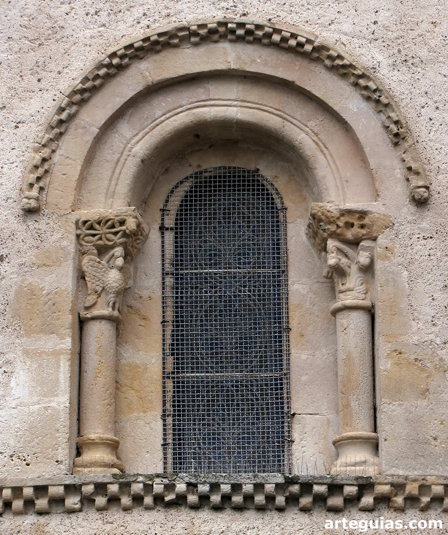 Ventanal de la cabecera con capiteles zoomorfos