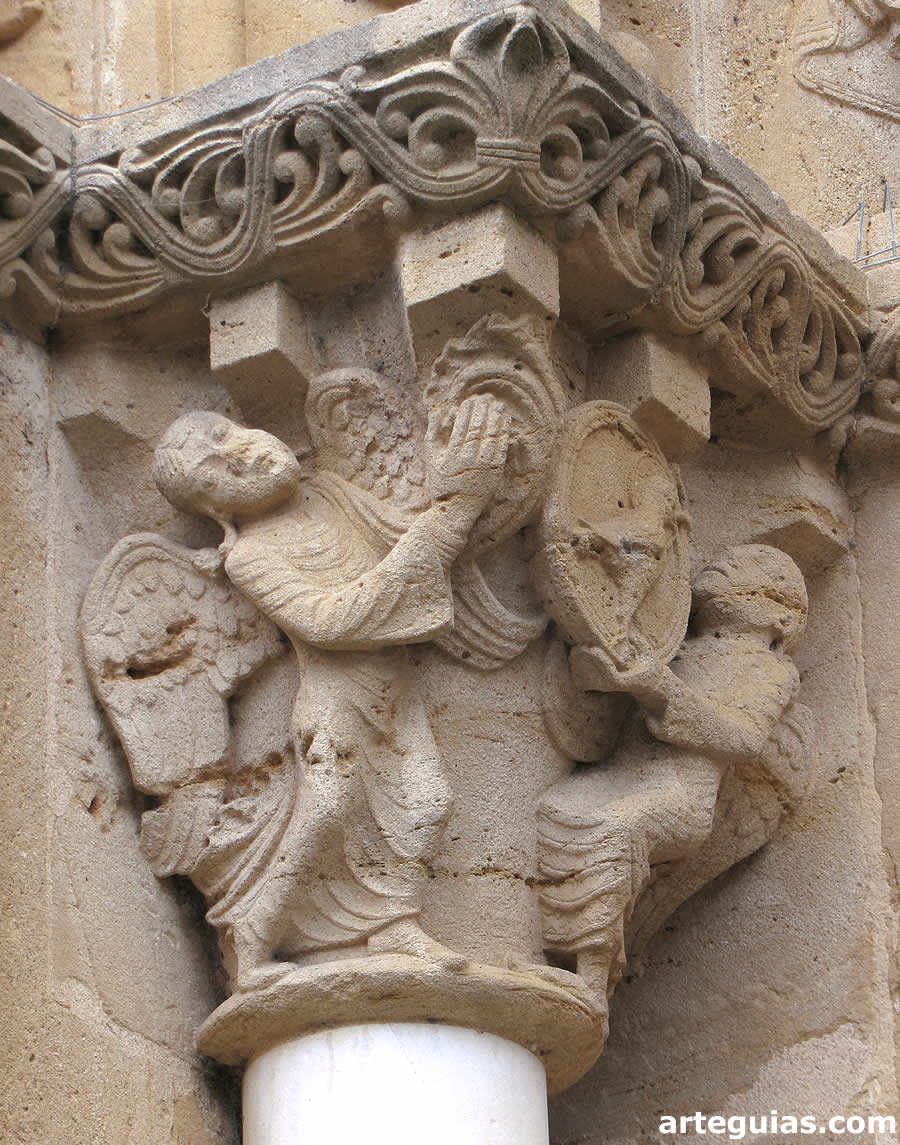 Otro capitel de la puerta de Morla&agrave;s