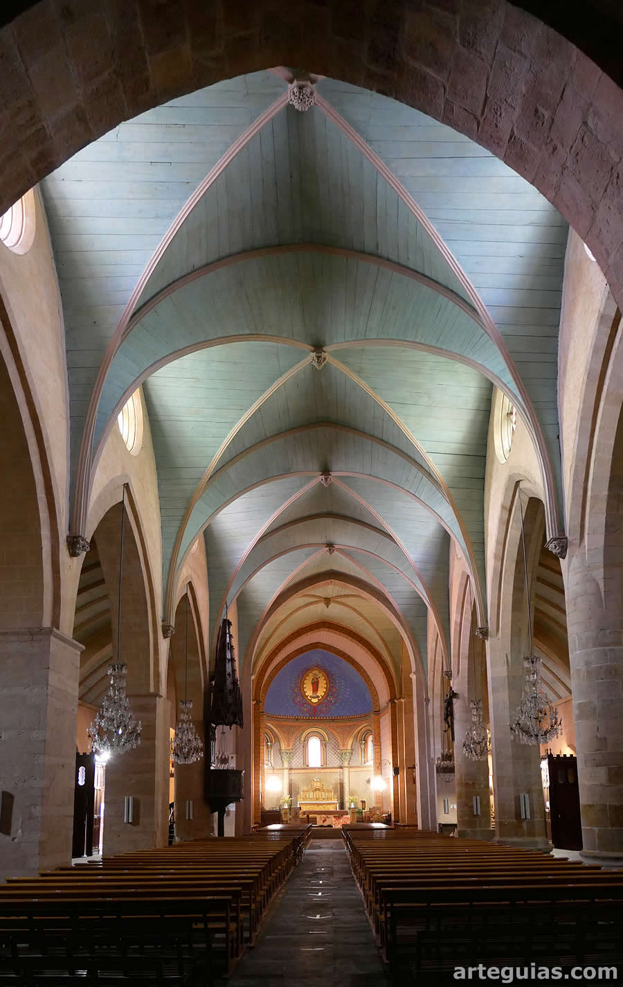 Iglesia de Morla&agrave;s, Francia: interior de la nave central