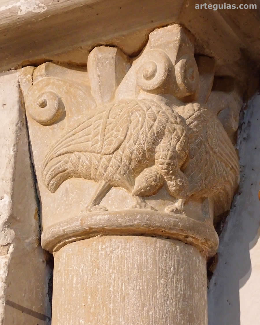 Iglesia de Murillo de G&aacute;llego: capitel con aves de cuellos entrelazados