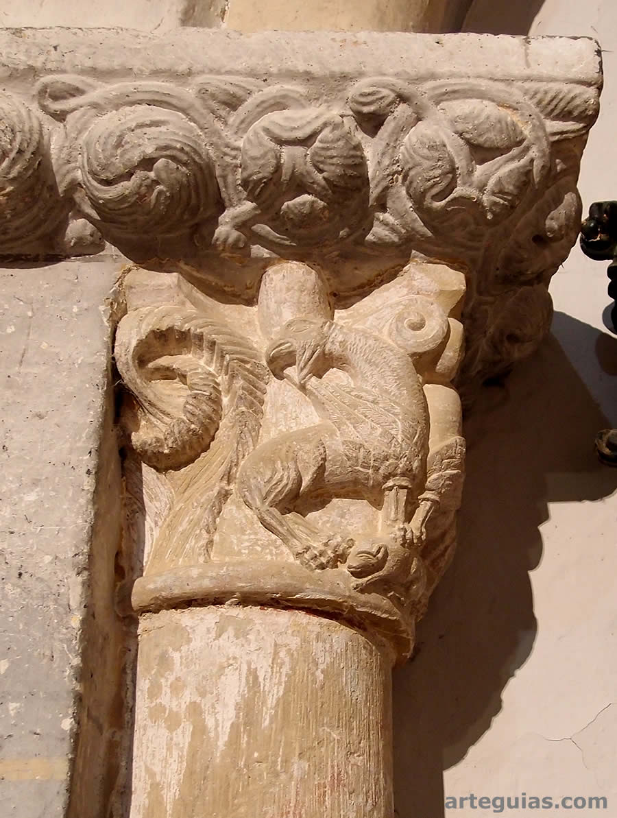 Capitel zoomorfo del interior de la cabecera  de la iglesia alta