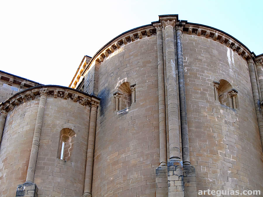 Detalle de los dos &aacute;bsides rom&aacute;nicos supervivientes de la iglesia superior