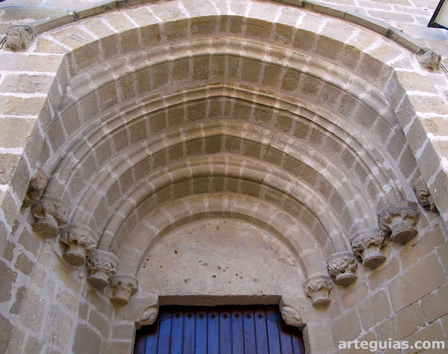 Portada norte con una estructura muy particular