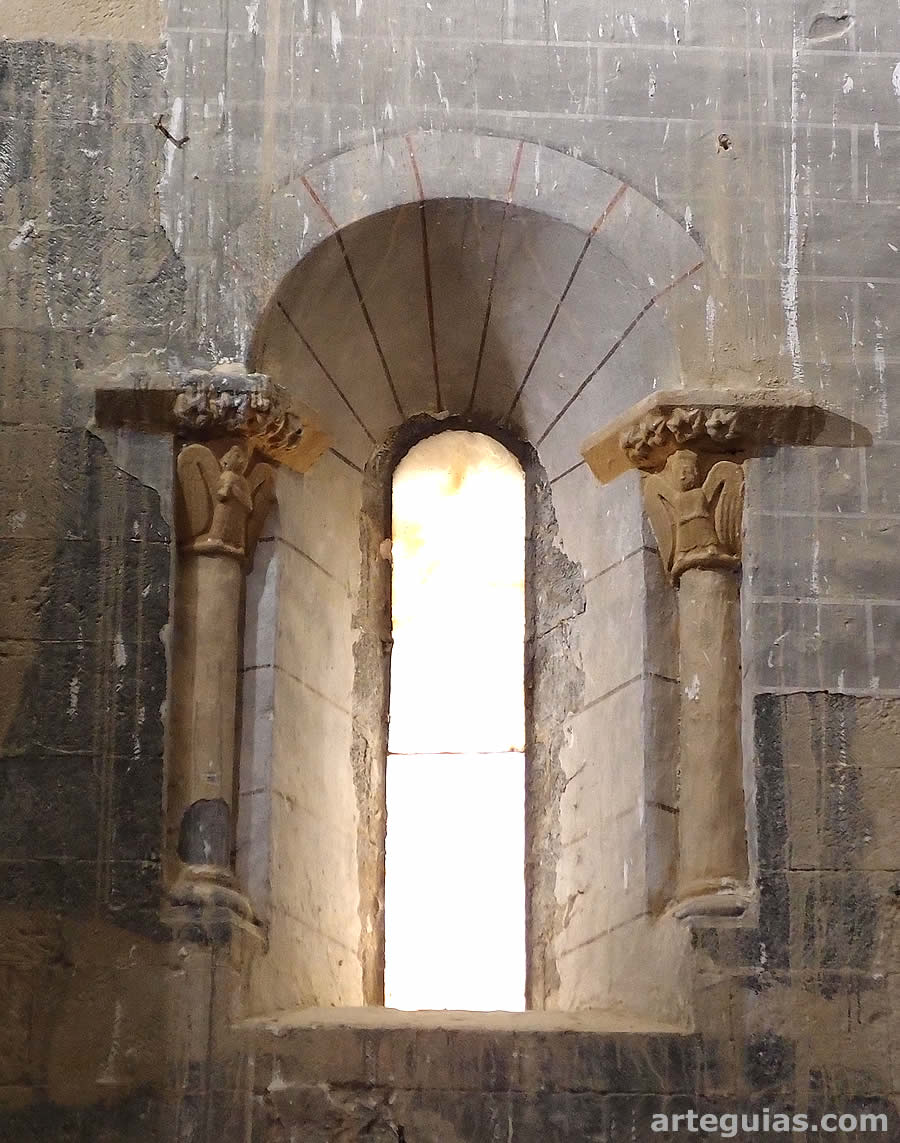 Ventanal con capiteles con las figuras de dos &aacute;ngeles