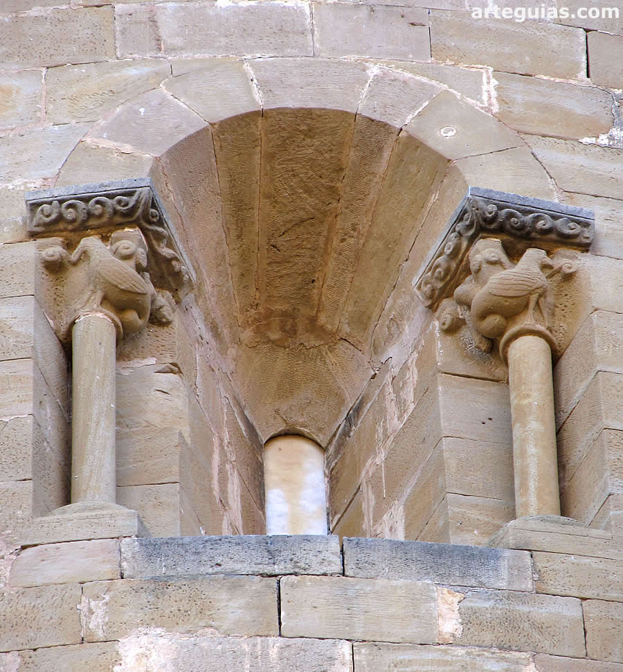 Uno de los ventanales del &aacute;bside central de la iglesia alta