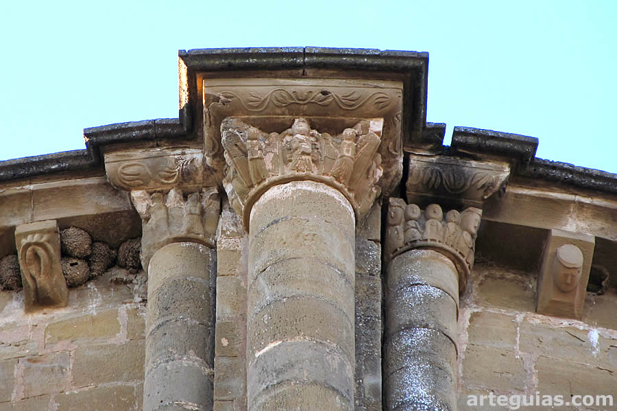 Haz de tres columnas en el &aacute;bside central