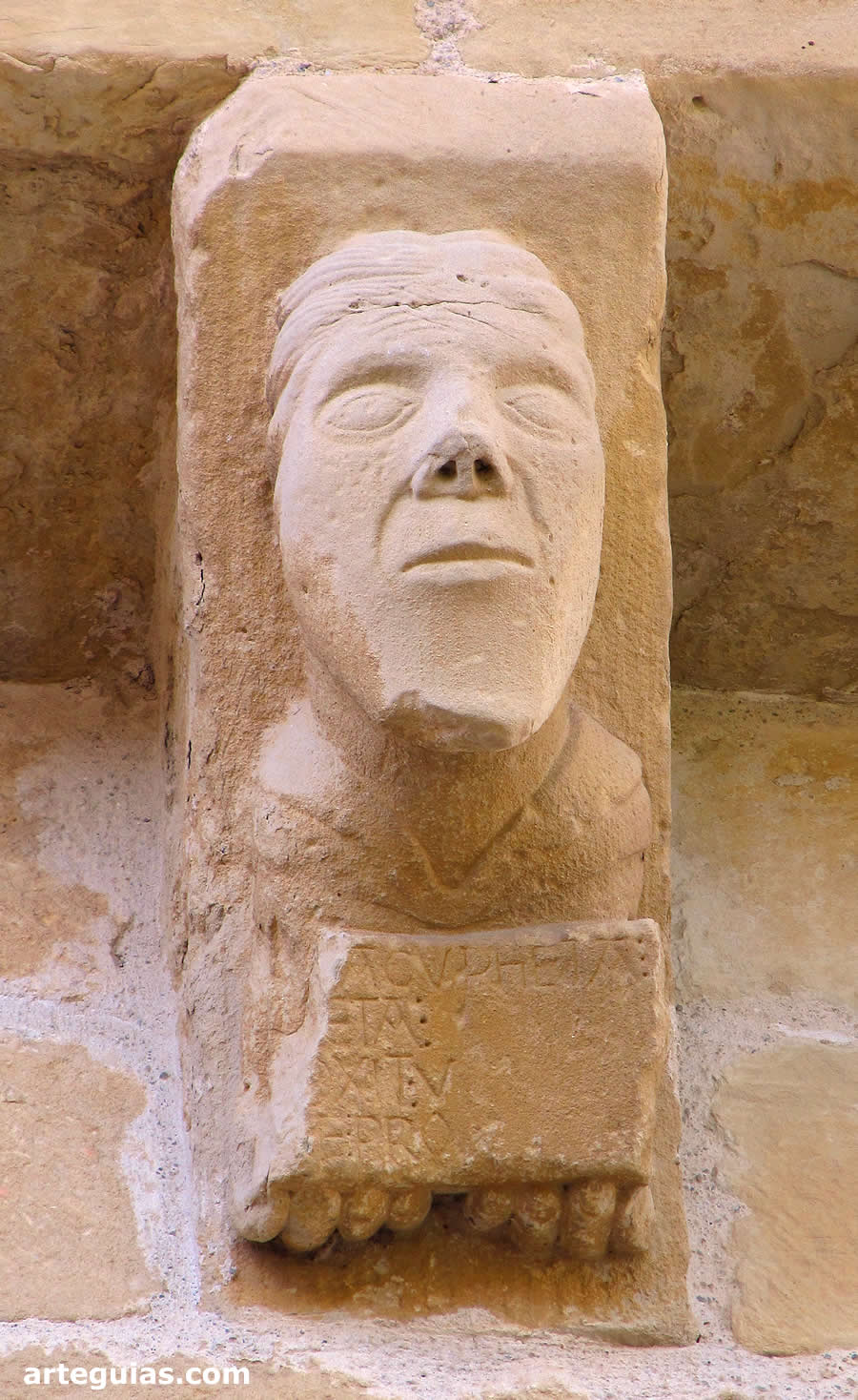 Canecillo con un hombre y una inscripci&oacute;n