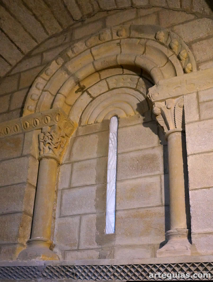 Ventanal oculto en la sacrist&iacute;a de la iglesia de Och&aacute;nduri