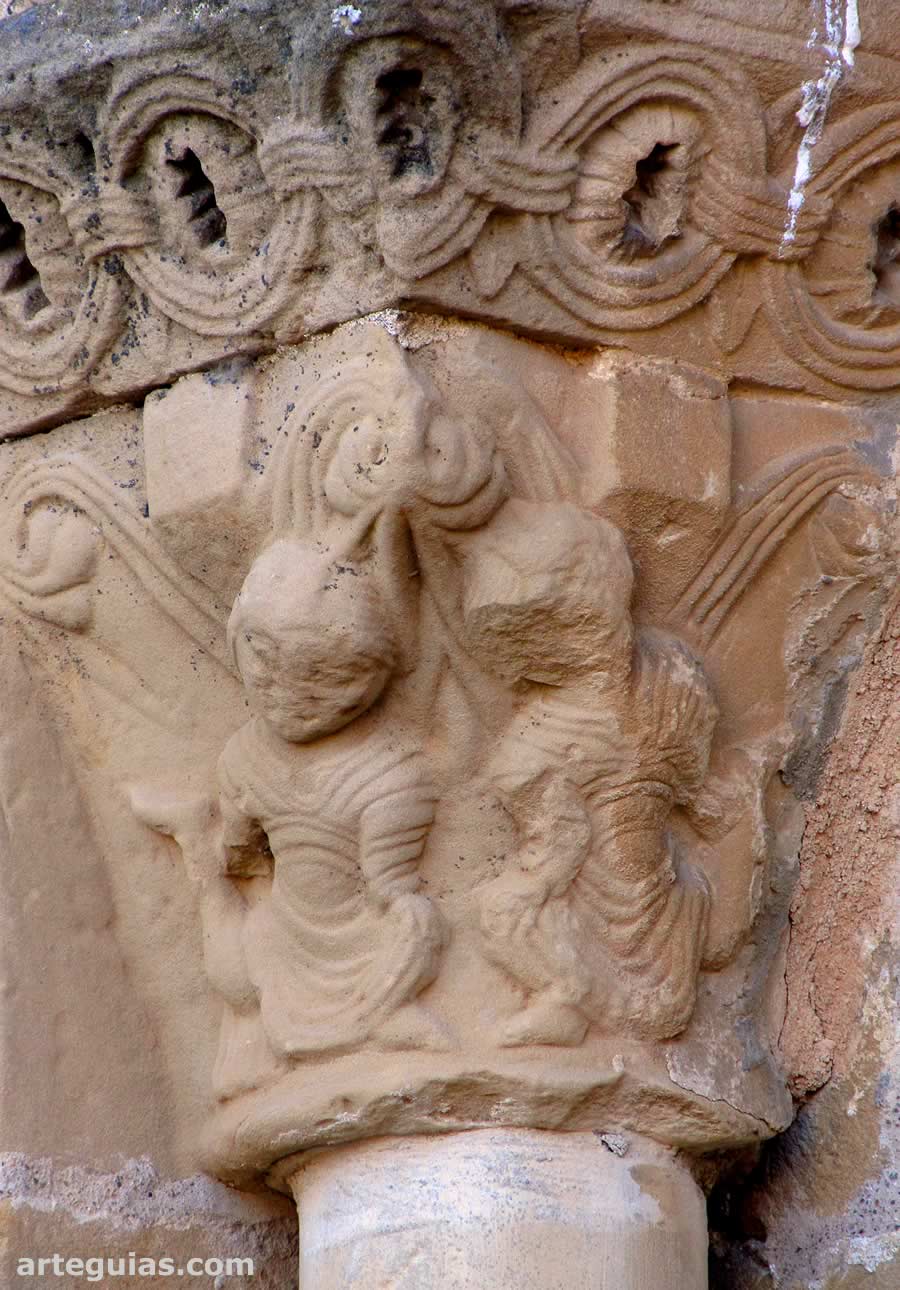 Capitel del ventanal absidal