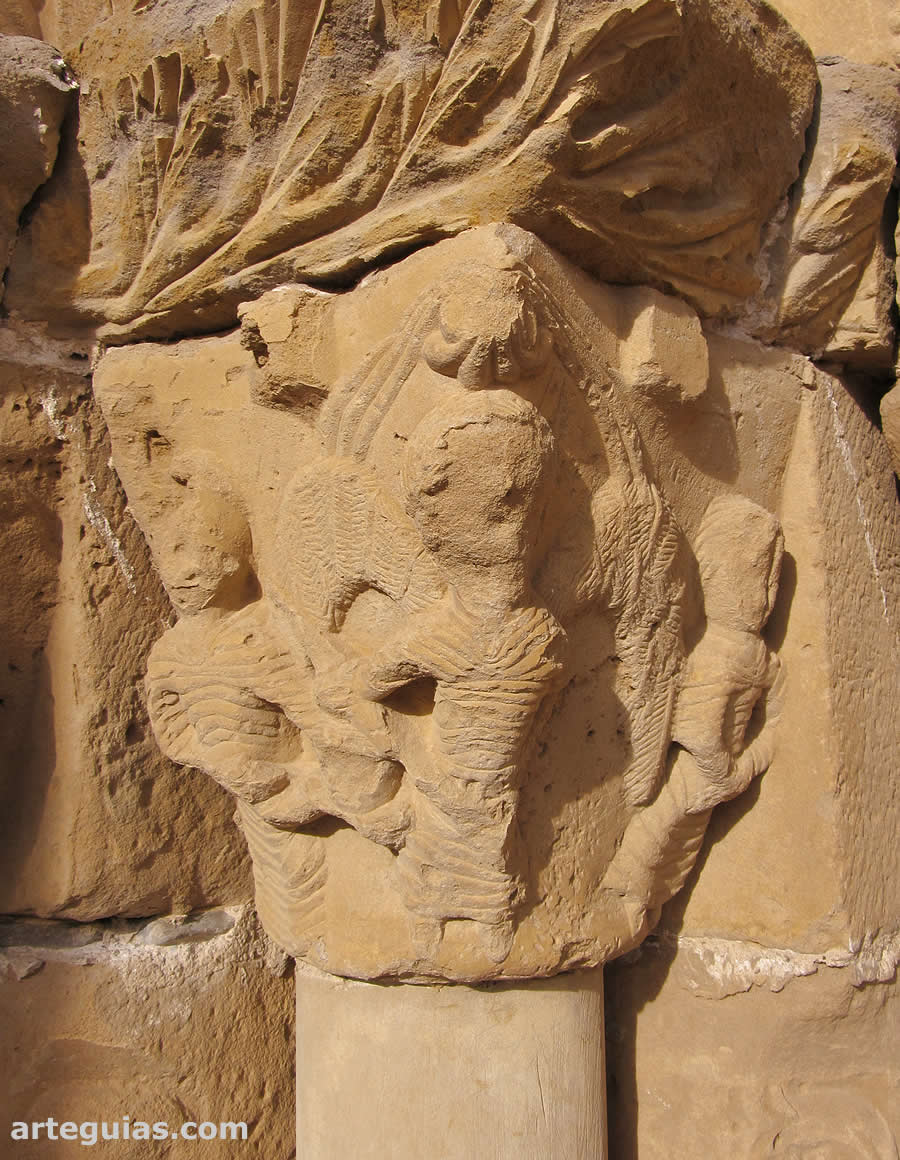 Capitel de la puerta