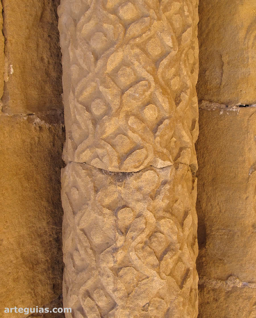 Fuste de una de las columnas de la puerta