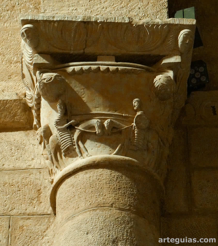 Capitel de combate entre guerreros