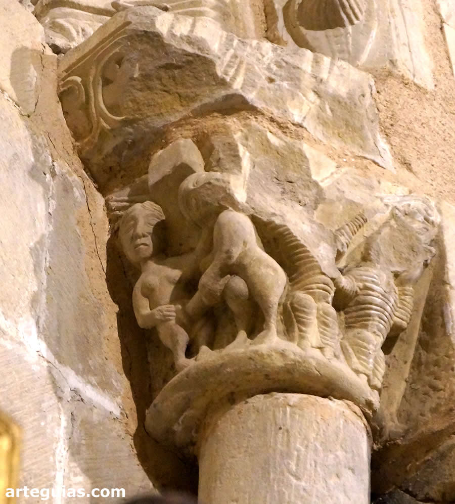 Escena de coito en un capitel