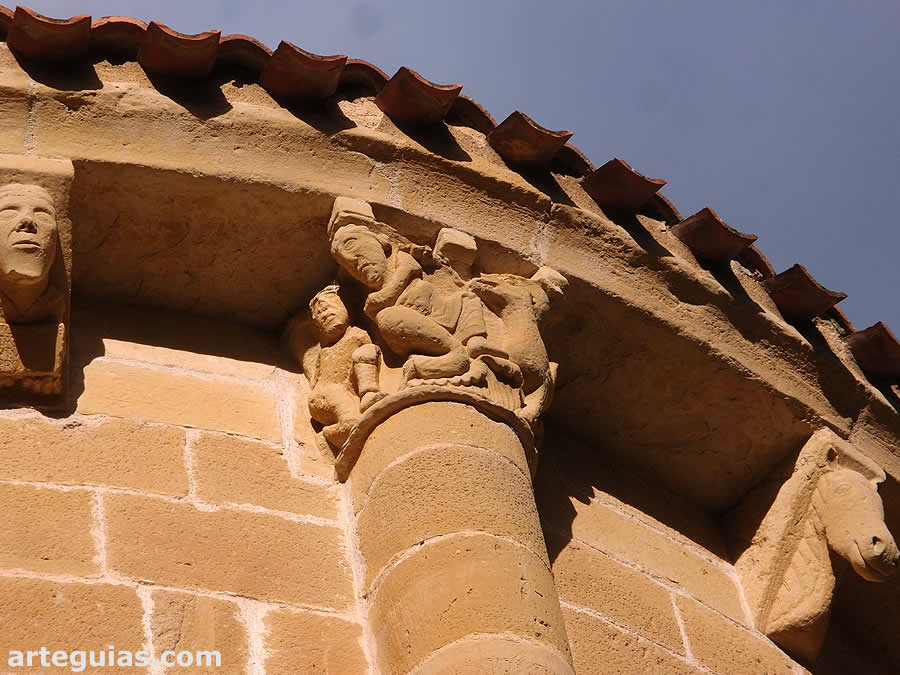 Escultura en el &aacute;bside