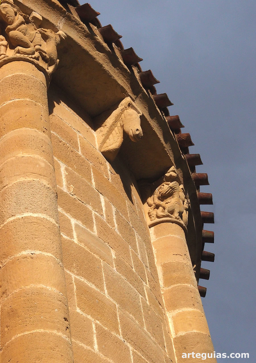 Detalle del &aacute;bside de la iglesia de Och&aacute;nduri