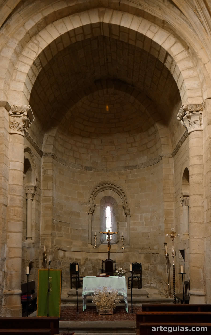 Interior de la iglesia de Och&aacute;nduri