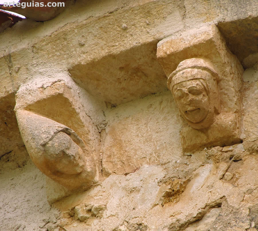 Dos personajes retratados en los canecillos de la iglesia de Pecharrom&aacute;n