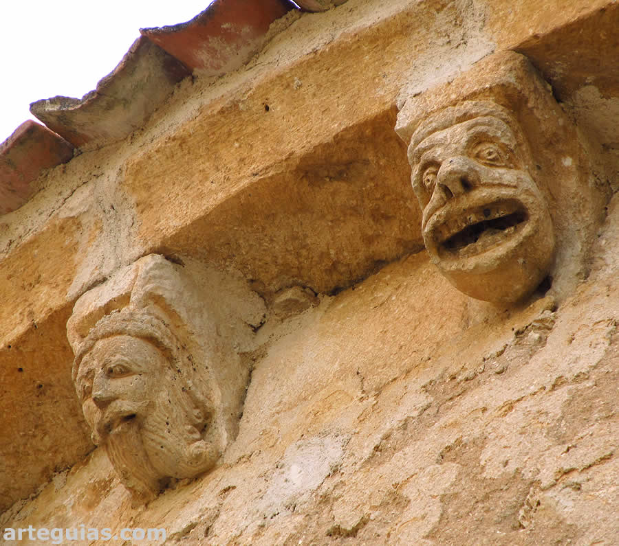 Hombe con cuernos de ciervo y cabeza grotesca